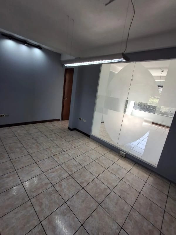 Edificio con Bodega en Alquiler – 20 Calle, Zona 10 — foto 8 de 15